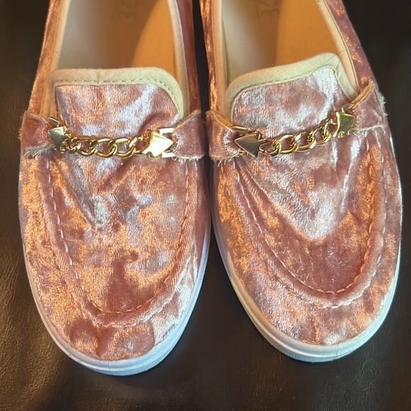 faux suede, size 8, slip on women shoe - Picture 2 of 5